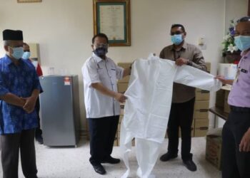 ABDUL Fattah Abdullah (dua dari kiri) menyampaikan bahan PPE kepada Pengarah Hospital Jengka, Dr. Mohd. Sharafana Senasi Abdullah (dua dari kanan) di Hospital Jengka di Maran, Pahang. - FOTO/SALEHUDIN MAT RASAD