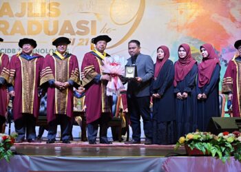 ABDUL Rahman Mohamad (empat, kiri) menyampaikan Anugerah TVET Pembinaan kepada Hafizatul Najmi Pijat (lima, kanan) pada Majlis Graduasi Akademi Binaan Malaysia dan CIDB Tech Wilayah Timur di ABM Wilayah Timur, Hulu Terengganu, hari ini. - UTUSAN/PUQTRA HAIRRY ROSLI