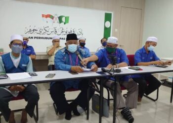 ABDULLAH Husin (dua dari kiri) mengadakan sidang akhbar berhubung tindakan Najib Lep bertanding sebagai calon bebas di Ibu Pejabat Pas Johor, Johor Bahru, hari ini.