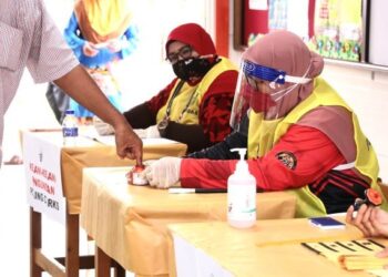 PENGUNDI melaksanakan tanggungjawab pada hari mengundi sempena Pilihan Raya Negeri (PRN) Melaka di Sekolah Kebangsaan Durian Tunggal, Alor Gajah. - UTUSAN/RASUL AZLI SAMAD