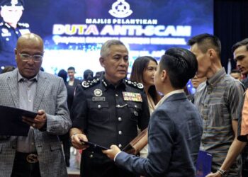 ACRYL SANI ABDULLAH SANI  beramah mesra bersama sebahagian duta Anti Scam pada Majlis pelantikan duta Anti Scam Jabatan Siasatan Jenayah Komersial di Maktab PDRM di sini, hari ini.