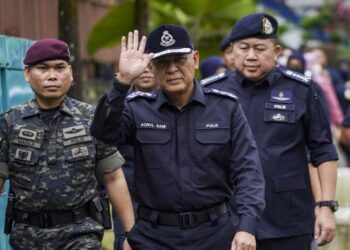 ACRYL Sani Abdullah Sani melambai ke arah wakil media ketika tiba untuk membuang undi di Bukit Aman, Kuala Lumpur, hari ini. - FOTO/MUHAMAD IQBAL ROSLI