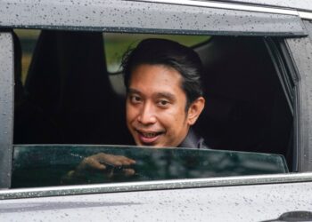 ADAM Adli Abdul Halim bercakap kepada pemberita selepas selesai mengangkat sumpah sebagai timbalan menteri di pekarangan pintu 2 Istana Negara. - UTUSAN/AMIR KHALID