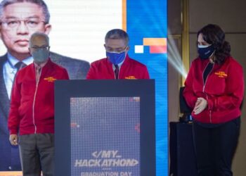 DR. ADHAM Baba (tengah) melakukan gimik pelancaran majlis hari graduasi My Hackathon 2020 di MITEC sambil disaksikan Rafiza Ghazali (kanan) di Kuala Lumpur, hari ini. - FOTO/FARIZ RUSADIO