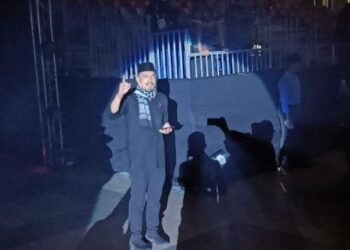 ADI PUTRA menyampaikan monolog selaku penampilan khas di Majlis Perasmian Pembukaan Kejuaraan Silat Dunia Ke-19 di MITC, Ayer Keroh, Melaka. - FOTO/HADI AB. MANAP