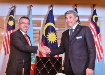 MOHAMAD Hasan bersalaman dengan Adly Zahari yang memulakan tugas hari pertama secara rasmi di Wisma Pertahanan, Kementerian Pertahanan.  - UTUSAN/M. FIRDAUS M. JOHARI