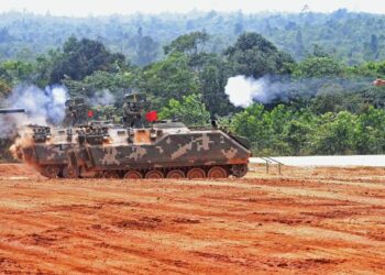 KERETA perisai ACV 300 Adnan-Bakytar Shikan ATGW milik tentera darat turut ditonjolkan keupayaannya dalam LTK 2021 di Lapang Sasar Asahan, Kem Syed Sirajuddin, Gemas, Tampin, Negeri Sembilan, semalam. - UTUSAN/MOHD. SHAHJEHAN MAAMIN