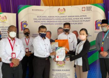 ADNAN Mat (tiga dari kiri) menyampaikan sijil penghargaan kepada wakil penyelaras PPV UiTM Melaka, Chin Mei Yen (dua dari kanan) di UiTM Lendu, Alor Gajah, Melaka. - FOTO/MUHAMMAD SHAHIZAM TAZALI