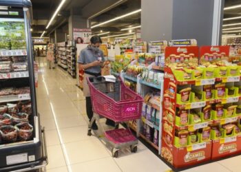 AEON menawarkan pengalaman membeli-belah yang menarik kepada para pelanggannya dengan memenuhi setiap keperluan mereka. - GAMBAR HIASAN