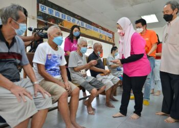 Penghuni Rumah Orang Tua Seri Kembangan menerima angpau daripada Noryahwati Mohd. Noh.