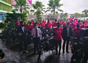 arthur Joseph Kurup (depan, dua dari kiri) bersama anggota AEON Rider pada majlis pelancaran projek itu di AEON Mall, Shah Alam, semalam, – UTUSAN/ABDUL RAZAK IDRIS