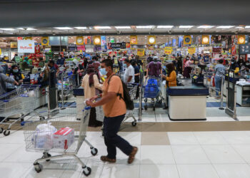 ORANG ramai membuat pembelian barangan keperluan harian di Mydin USJ, Subang Jaya. - UTUSAN/AFIQ RAZALI