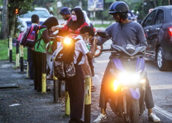 MURID Sekolah Kebangsaan Jalan Kebun, Seksyen 32 Shah Alam hadir bagi memulakan persekolahan. - GAMBAR HIASAN