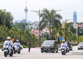 KENDERAAN membawa Muhyiddin Yassin tiba di pintu masuk Istana Negara. - UTUSAN/AFIQ RAZALI