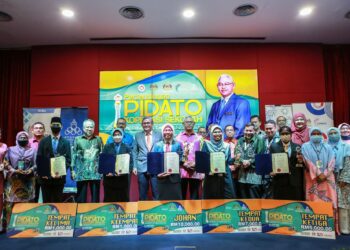 Noh Omar (tengah) bersama para pemenang Pertandingan Pidato Koperasi Sekolah Peringkat Kebangsaan 2022 di Institut Koperasi Malaysia, Petaling Jaya, semalam. – UTUSAN/AFIQ RAZALI