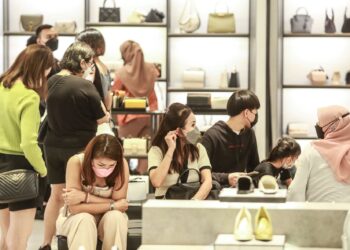 ORANG ramai perlu bijak dalam berbelanja bagi mengelakkan pembaziran.