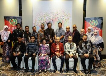 DR. Mahathir Mohamad (duduk tengah) menjadi tetamu kehormat dalam majlis pelancaran logo baharu Sahoca di sini malam tadi.