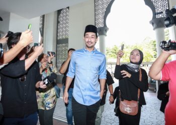 FARID Kamil di Mahkamah Syariah Shah Alam bagi menjalani prosiding sulh bersama isterinya, Diana Danielle. - UTUSAN/AFIQ RAZALI