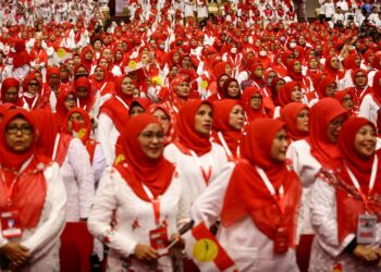 Sebahagian Perwakilan Wanita yang menghadiri perhimpunan agung pergerakan itu di Kuala Lumpur, semalam.