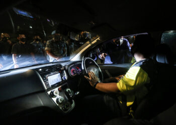 ISMAIL Sabri Yaakob menyatuni orang ramai yang melalui sekatan jalan raya di Plaza Tol USJ, Subang Jaya. - UTUSAN/AFIQ RAZALI