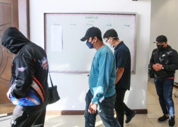 Empat kakitangan Unit Forensik Hospital Serdang dibawa ke Mahkamah Sesyen Shah Alam semalam untuk berdepan pertuduhan menerima rasuah bagi memperdagangkan jenazah.