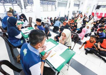 PEGAWAI Lembaga Zakat Selangor (LZS) membaca doa selepas menerima zakat daripada pelajar dalam 
program Start With Seringgit di Shah Alam, semalam. – UTUSAN/AFIQ RAZALI