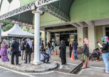 SEBAHAGIAN pemohon yang mendakwa menunggu di pintu masuk sejak pukul 6 pagi untuk menghantar borang permohonan kebenaran bernikah di Pejabat Agama Islam Daerah Klang di Klang, Selangor.