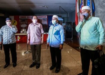 TUAN Ibrahim Tuan Man (dua dari kanan) dan Ahmad Maslan selepas pertemuan di Menara Dato' Onn. - UTUSAN/AFIQ RAZALI