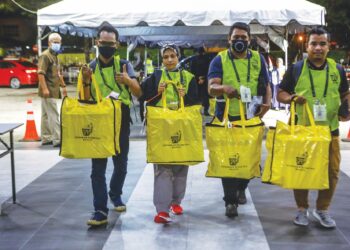 Petugas SPR membawa kotak peti undi ke Pusat Penjumlahan Rasmi Undi Pilihan Raya Umum Ke-15 P108 Shah Alam, Dewan Besar Tanjung MBSA Seksyen 19, Shah Alam, semalam.  - FOTO/AFIQ RAZALI