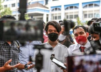 ADAM Adli selepas memberi keterangan polis di Ibu pejabat Polis Dang Wangi berkenaan himpunan #TangkapAzamBaki yang bakal berlangsung pada Sabtu ini di Kuala Lumpur. -  UTUSAN/AFIQ RAZALI
