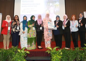 MAS Ermieyati Samsudin menyerahkan resolusi Persidangan Meja Bulat Wanita Bangkit 2022 kepada Rina Harun di Hotel Glenmarie Shah Alam, Selangor. UTUSAN/AFIQ RAZALI