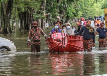 MANGSA banjir yang terkandas memahami kesukaran dialami pihak berkuasa dalam menjalankan misi menyelamat dan menyalurkan bantuan. – UTUSAN/AFIQ RAZALI