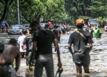 TIADA siapa terfikir Taman Sri Muda, Seksyen 25, Shah Alam akan menjadi lokasi banjir terburuk di Selangor 18 Disember lalu. – UTUSAN/AFIQ RAZALI