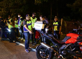 MOHD Zaki Ismail (empat kanan) memberikan teguran dan nasihat kepada penunggang motosikal pada Operasi Penguat kuasaan Khas Motorsikal di Plaza Tol Sungai Besi. - UTUSAN/AFIQ RAZALI