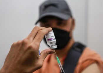 Kajian juga menunjukkan peranan booster semakin menjadi perlu selepas terjadinya mutasi dan varian baru Omicron. - GAMBAR HIASAN