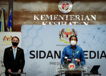 KHAIRY Jamaluddin bercakap dalam sidang akhbar di Kementerian Kesihatan, Putrajaya. -UTUSAN/FAIZ ALIF ZUBIR