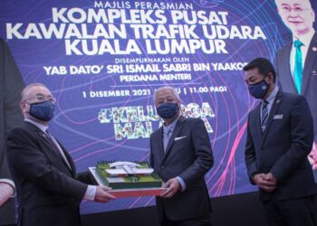 ISMAIL Sabri Yaakob bersama Wee Ka Siong merasmikan KLATCC di Sepang, Selangor. - UTUSAN/FAIZ ALIF ZUBIR