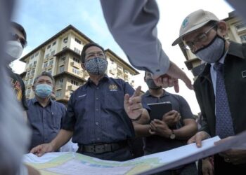 JALALUDDIN Alias ketika sesi tinjauan tapak cadangan pembinaan parkir bertingkat di Blok C, Fasa 4B, Presint 8, Putrajaya. – UTUSAN/ FAIZ ALIF AHMAD ZUBIR