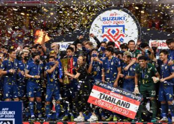 MADAM Pang meraikan kejayaan Thailand muncul juara Piala AFF di SIngapura semalam.
