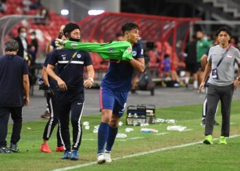 IKHSAN Fandi Ahman terpaksa bertukar dari posisi penyerang ke penjaga gol selepas Hassan Sunny dibuang padang pada separuh akhir Piala AFF menentang Indonesia di Stadium Nasional, Singapura kelmarin. – AFP
