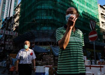 HALANGAN itu dibuat susulan penumpang pesawat SQ882 yang berlepas dari Singapura ke Hong Kong pada 31 Mac lalu, disahkan positif Covid-19. -AFP