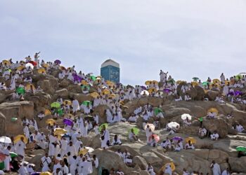 JEMAAH dari seluruh dunia  berkumpul di  Jabal al-Rahmah sambil berdoa menjelang hari wukuf di Arafah semalam iaitu  kemuncak kepada ibadah haji. – AFP