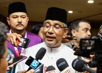 MEGAT Zulkarnain Omardin bercakap kepada media ketika lawatan ke Laman Media sempena Perhimpunan Agung UMNO 2022 di Dewan Merdeka, Pusat Dagangan Dunia (WTC) Kuala Lumpur. - UTUSAN/AFIQ RAZALI