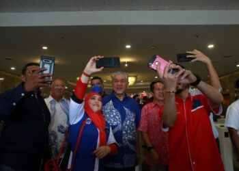 AHMAD Zahid Hamidi bergambar bersama pemimpin dan ahli Barisan Nasional yang hadir Wacana Aspirasi UMNO (WAU 2.0) bertemakan 'Cabaran dan Masa Hadapan Orang Muda', Menara Dato Onn. - UTUSAN/AFIQ RAZALI