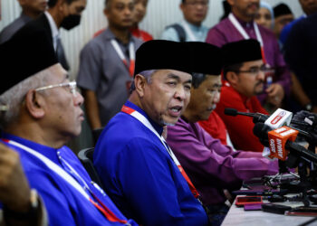 AHMAD Zahid Hamidi bercakap pada sidang akhbar selepas tamat Perhimpunan Agung UMNO 2022 di Pusat Dagangan Dunia (WTC) Kuala Lumpur. - UTUSAN/AFIQ RAZALI