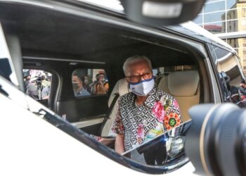 PERDANA Menteri sempat bertegur sapa dengan pengamal media sewaktu keluar dari pekarangan IJN kira-kira 6.03 petang tadi. - FOTO/AFIQ RAZALI