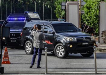 KENDERAAN yang membawa Najib Tun Razak tiba di pekarangan Mahkamah Tinggi Kuala Lumpur pada perbicaraan rasuah dan pengubahan wang haram dana 1MDB. -UTUSAN/AFIQ RAZALI