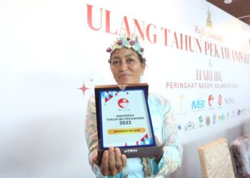 Uni Sudah dinobatkan sebagai Tokoh Ibu Ikon Pekawanis Peringkat Negeri Selangor 2023. - UTUSAN/ AFIQ RAZALI
