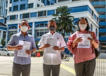 ANTARA pemimpin pembangkang yang hadir membuat laporan polis mengenai saham bernilai jutaan ringgit atas nama adik kepada Azam Baki, Nasir Baki di IPD Dang Wangi, Kuala Lumpur. - UTUSAN/AFIQ RAZALI