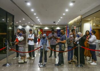 ANTARA pengamal media yang hadir di Menara Dato Onn di sini bagi mengikuti perkembangan kemelut politik negara. /AFIQ RAZALI